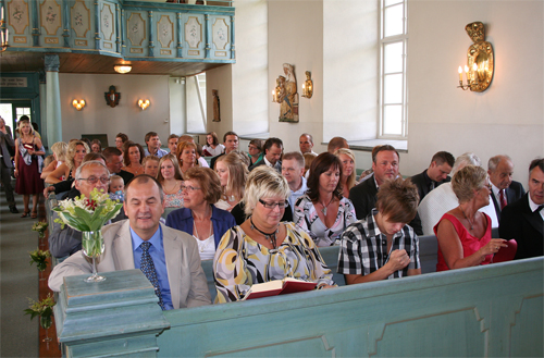 Fullt i kyrkbänken